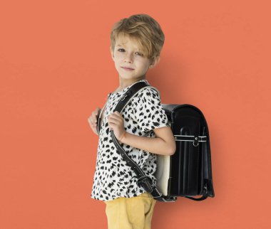 sırt çantası ile sarışın sevimli çocuk