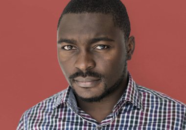 genç siyah elbise adam