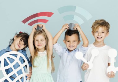  Teknoloji sembolleri tutan çocuk