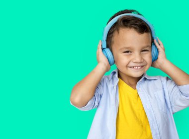 Çocuk müzik dinlemek mavi kulaklık