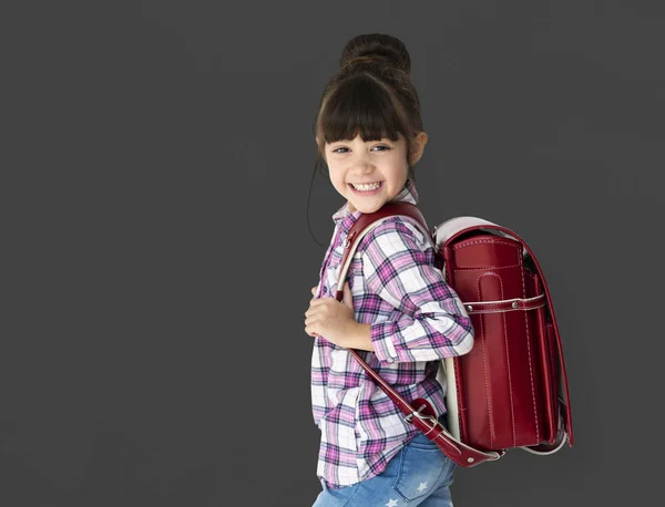 Brünette Schulmädchen mit Rucksack — Stockfoto