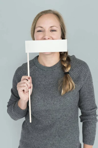 Kvinna som håller tom flagga — Stockfoto