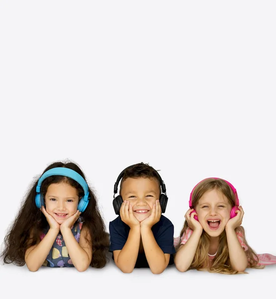 Adorables niños en auriculares — Foto de Stock