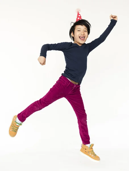 Kleine jongen springen — Stockfoto