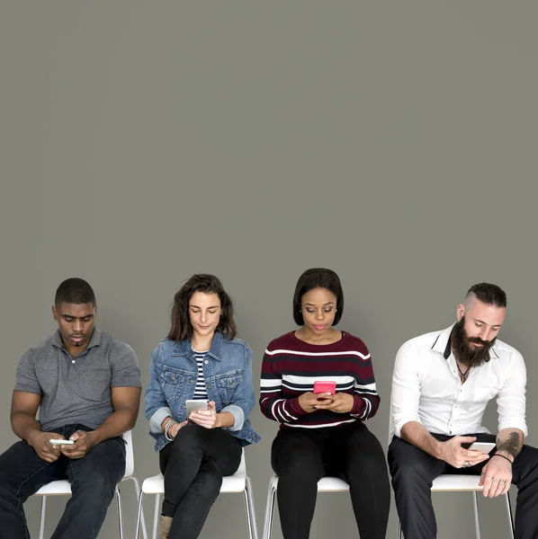 akıllı telefonlar kullanan gençlerin