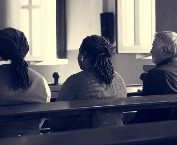 Menschen beten in der Kirche — Stockfoto