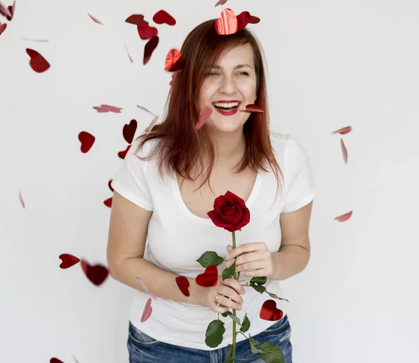 Mujer joven sosteniendo rosa roja —  Fotos de Stock