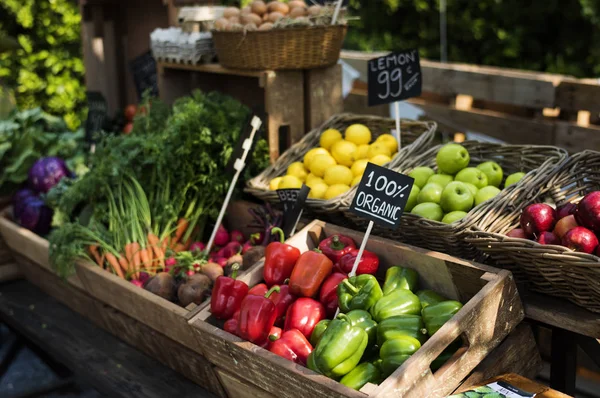 Органические продукты на фермерском рынке — стоковое фото