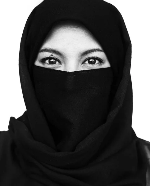 Porträtt av muslimsk kvinna i purdah — Stockfoto