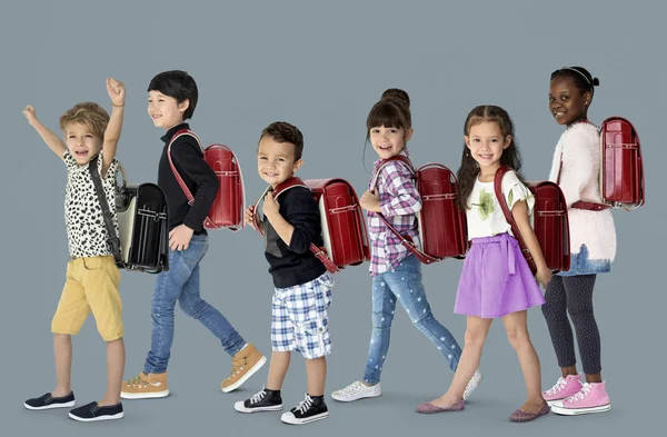 Crianças de escola com uma mochila — Fotografia de Stock