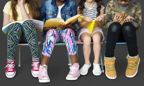 Niños sentados en sillas con libros — Foto de Stock