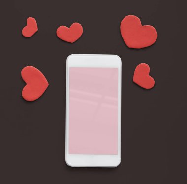 cep telefonu ve kırmızı kalp şekilleri