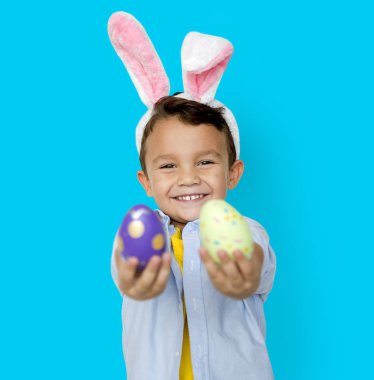 Paskalya yumurtaları ile boy gülümseyerek