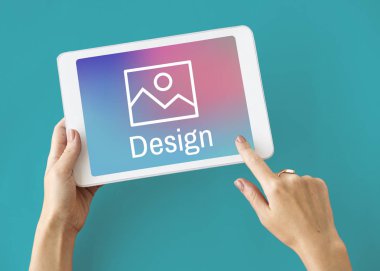 kişi holding dijital tablet