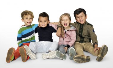 Okul arkadaşlarıyla katta oturan