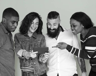 Arkadaşlar dijital aygıt kullanarak