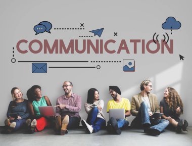 çeşitlilik arkadaşlar duvara yakın oturur