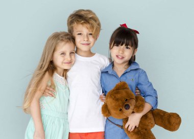 Çocuklar birlikte sarılma