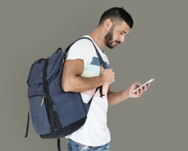 adam akıllı telefon kullanma sırt çantası ile