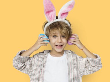 Paskalya yumurtaları ile gülümseyen sevimli çocuk 