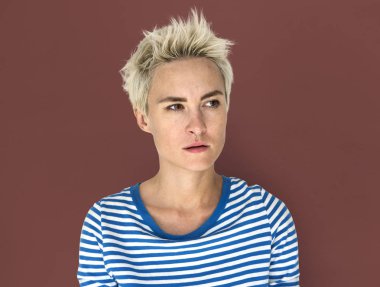 Sarışın kadın rahatsız 