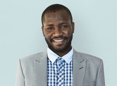 Gülümseyen Afrikalı Amerikalı adam