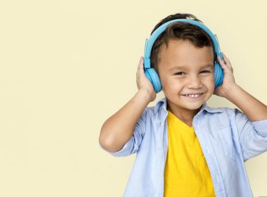 Çocuk müzik dinlemek mavi kulaklık