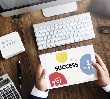 Dijital tablet kullanan işadamı