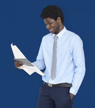 Afrikalı adamın okuma gazete