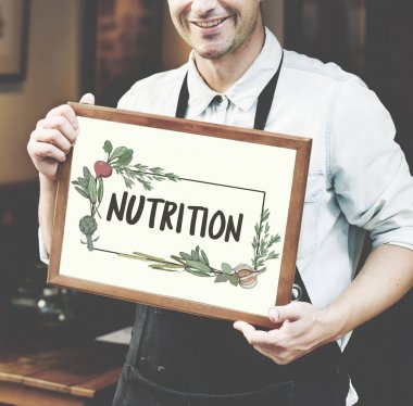 siyah önlük poster tutan adam