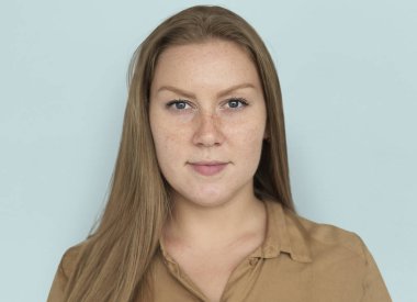 kadın stüdyoda poz