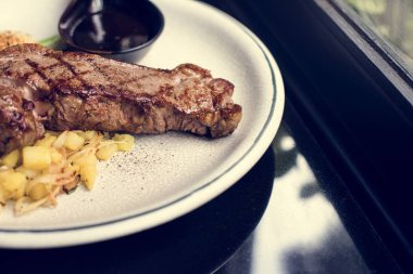 Tablo et yemek ve patates ile