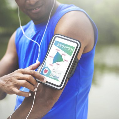 Cep telefonu kullaranarak uygun adam