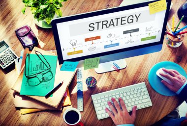 Bilgisayar kullanan bir iş adamı  