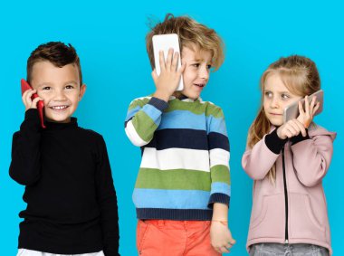 akıllı telefonlar kullanan arkadaşlar