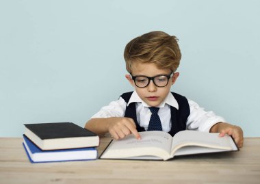 Küçük iş adamı çalışma masasında 