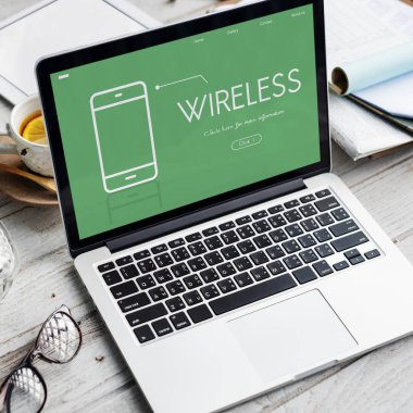 ahşap masa üstünde açılan laptop