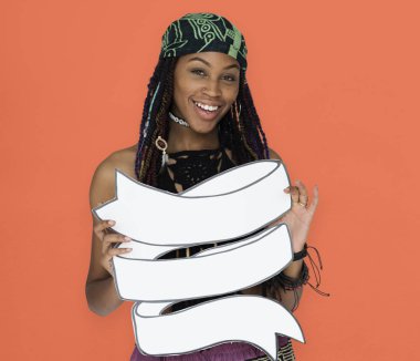 bir afiş tutarak kız