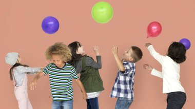 Çocuklar balonlarla oynuyor