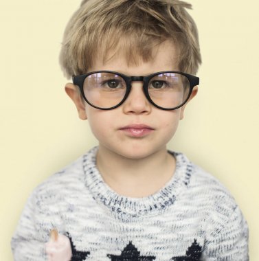 Beyaz çocuk gözlük
