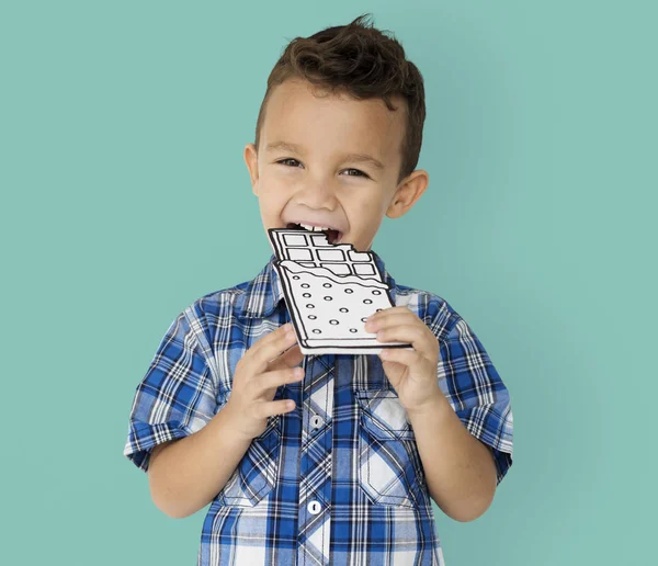 Jongen papier chocolade eten — Stockfoto