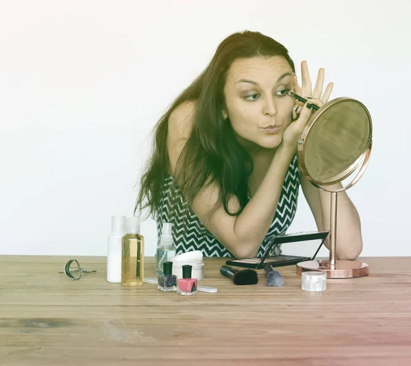 Kobieta nakładająca makijaż — Zdjęcie stockowe