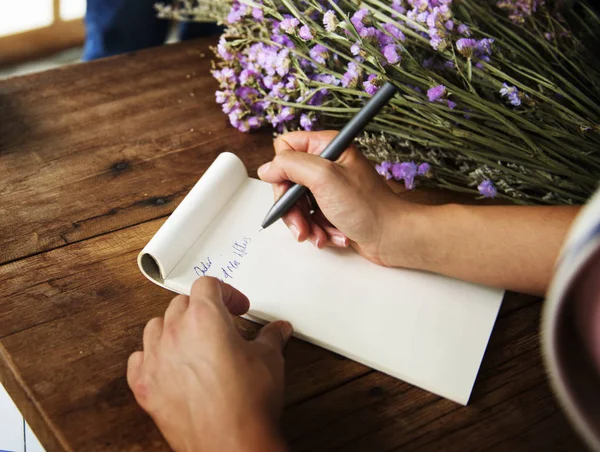 花店女写在 Notebbok 日记在表与花卉 Photoset — 图库照片