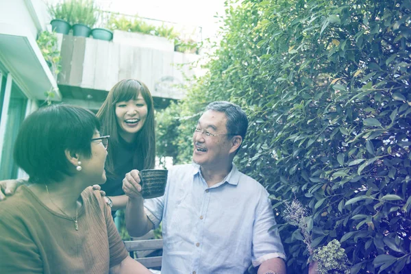 Familia hablando y bebiendo té — Foto de Stock