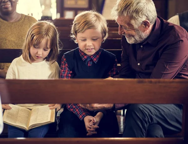 Familia rezando en la Iglesia —  Fotos de Stock