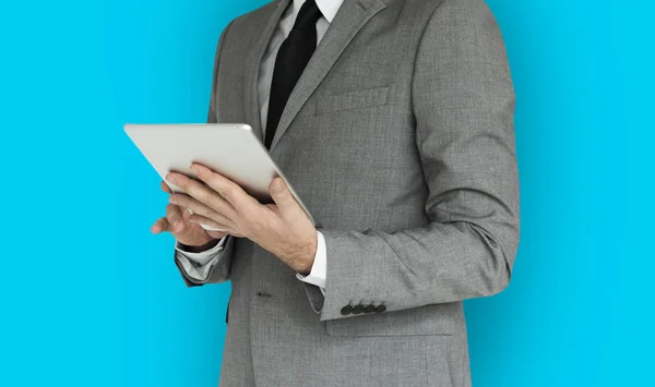 Homem de negócios usando tablet — Fotografia de Stock