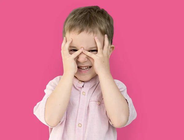 Kleine jongen die betrekking hebben op gezicht met handen — Stockfoto