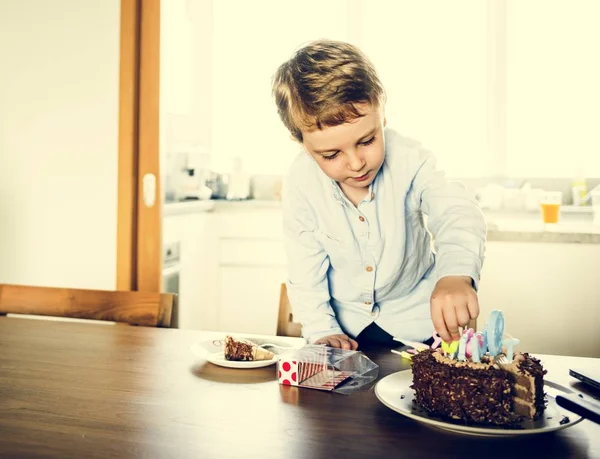Kisfiú-születésnapi tortával — Stock Fotó