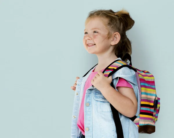 Meisje Smiling en dragen Traveling Bag — Stockfoto