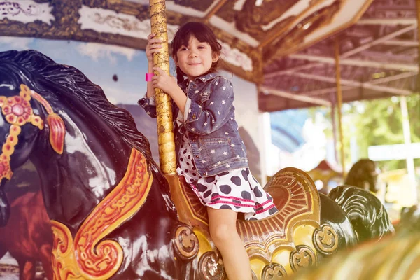 Niña en el parque de atracciones —  Fotos de Stock